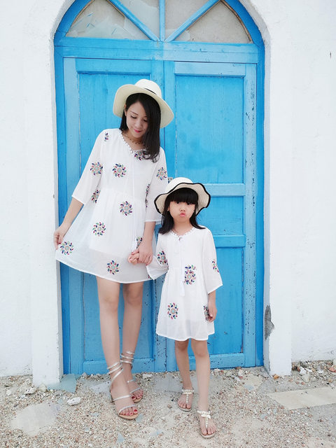 ເດັກຍິງ embroidered dress ພໍ່ແມ່-ເດັກນ້ອຍໃສ່ summer Y8 ເດັກຍິງ top skirt ສັ້ນ sleeved seaside vacation chiffon skirt ແມ່-ລູກສາວໃສ່
