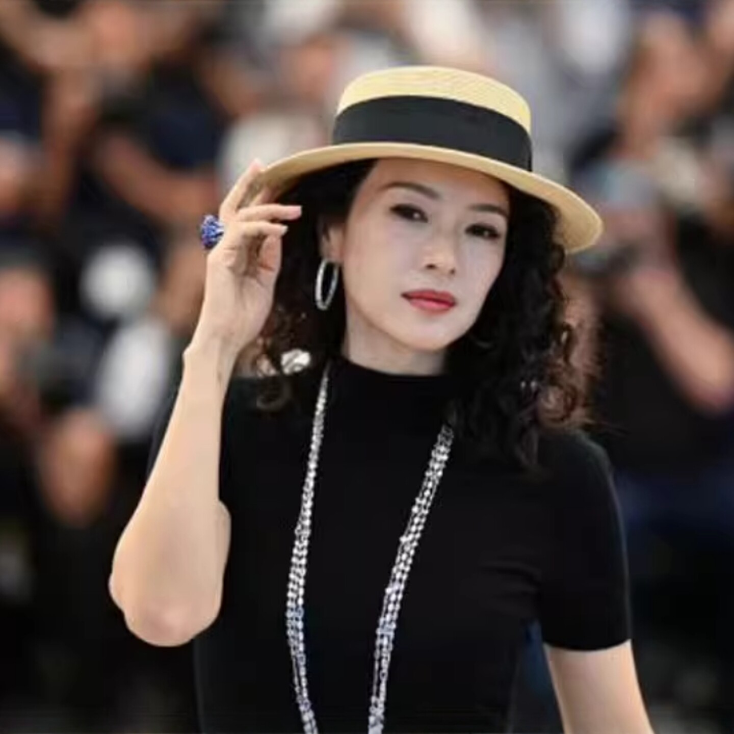 女優のチャン・ツィイーも愛用する、夏の外出に最適な女性用麦わら帽子。つばが広く、平らなトップのヘップバーン風ハットです。