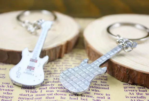 Mô hình cây đàn guitar mini sáng tạo móc khóa dễ thương mặt dây chuyền trầm điện nhỏ vòng đeo khóa trang sức bằng kim loại - Vòng đeo tay Cuff