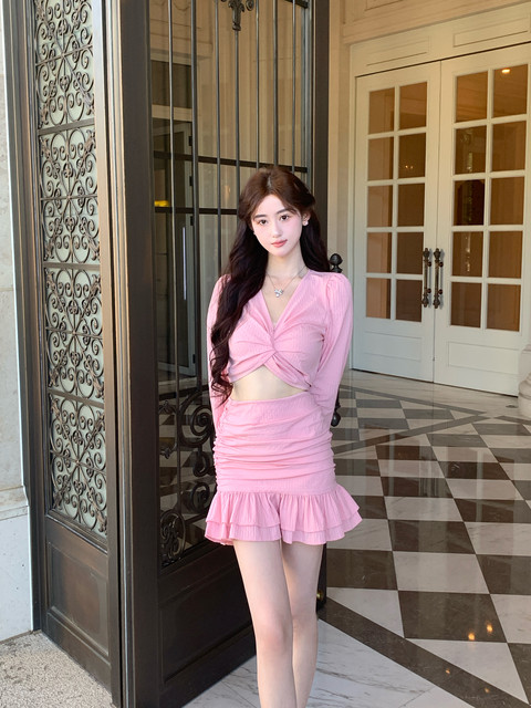 Hollin Twist Top Suit for Women Spring & Fall Tender Pink Slimming Look Sexy Sexy Short Long-Sleeved Top Hip Skirt