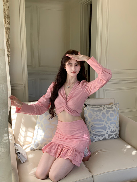 Hollin Twist Top Suit for Women Spring & Fall Tender Pink Slimming Look Sexy Sexy Short Long-Sleeved Top Hip Skirt