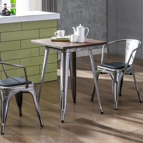 Столовый стол с нержавеющей стали.