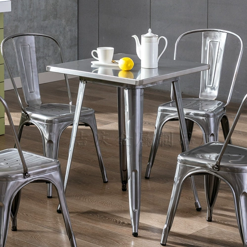 Столовый стол с нержавеющей стали.