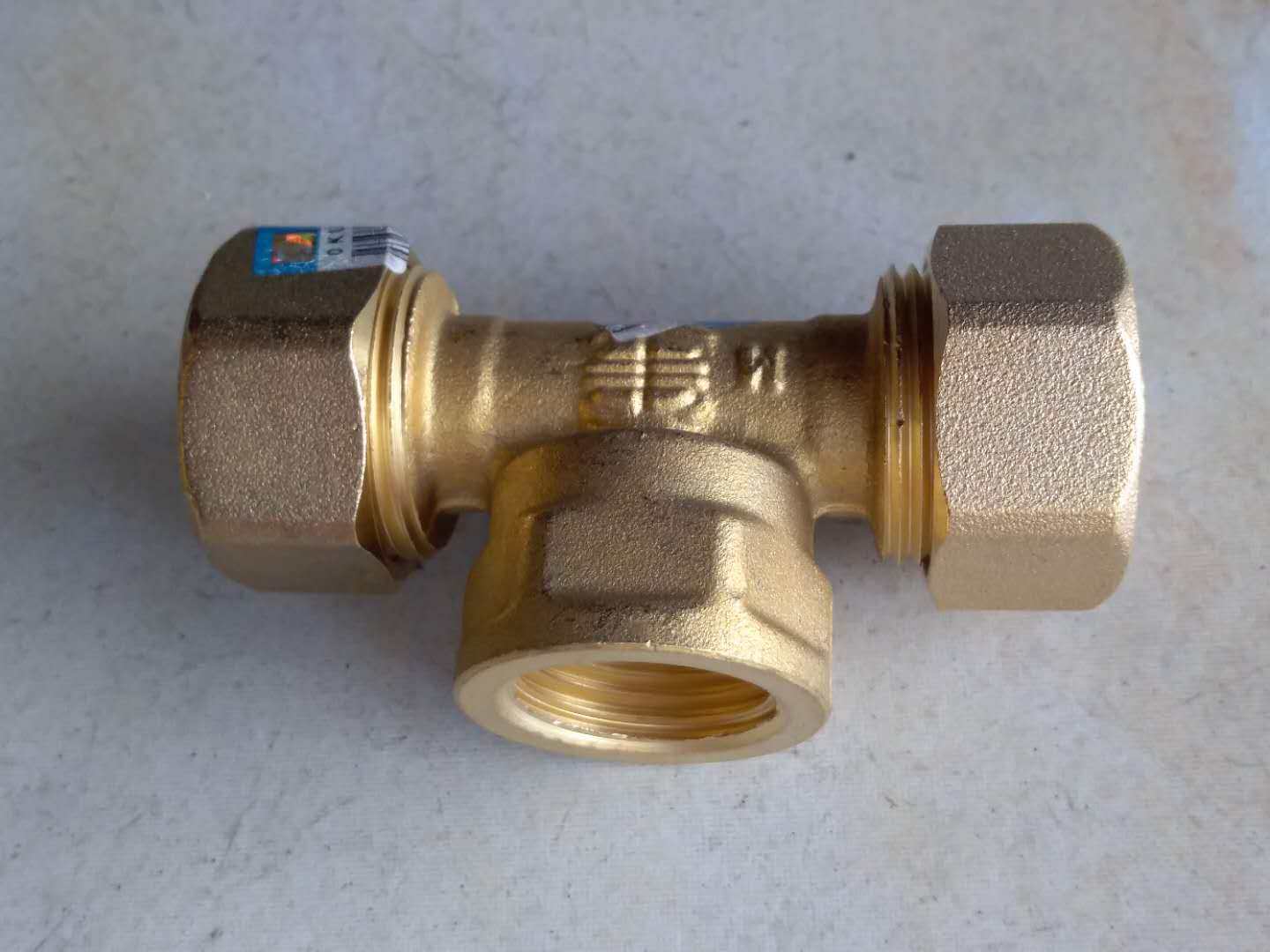 Foshan Rifeng 1216 1620 aluminum plastic pipe Gas pipe Hot water pipe Copper fittings Inner tooth three-way elbow straight through