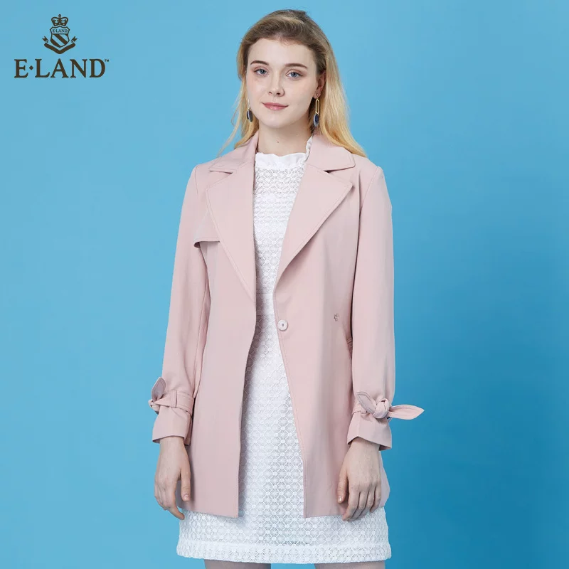 Классический приталенный корсет/костюм? Это Phrase: "Classic fitted brace, bow tie, trench coat, jacket, British style" перевод: "Классический приталенный бюстгратор? нет" Brace is ambiguous: brace could be suspenders. In clothing, brace = подвязка/ подтяжки. But