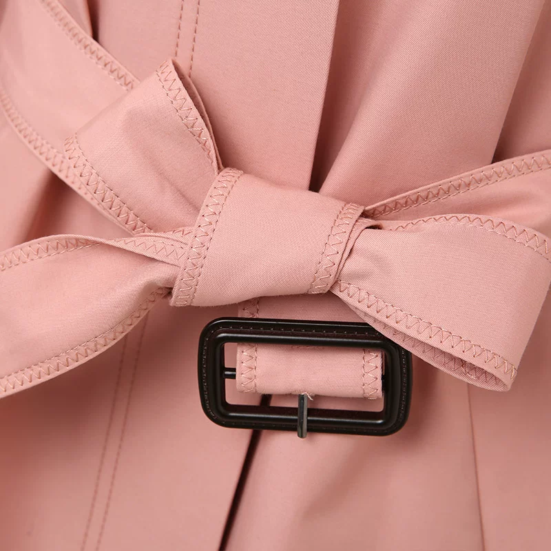 Классический приталенный корсет/костюм? Это Phrase: "Classic fitted brace, bow tie, trench coat, jacket, British style" перевод: "Классический приталенный бюстгратор? нет" Brace is ambiguous: brace could be suspenders. In clothing, brace = подвязка/ подтяжки. But