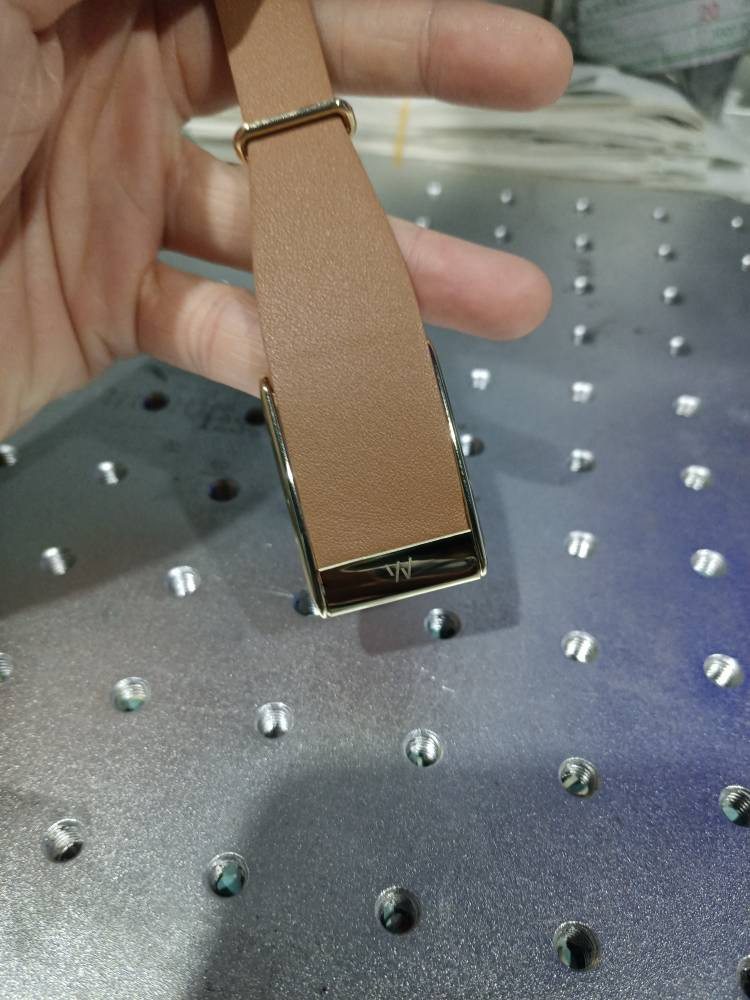 谁适合佩戴新款Whoop 5.0 PEAK手环?搭配金属框牛皮表带潮流必备?