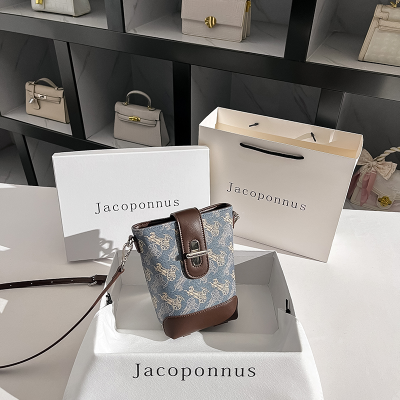Genuine Leather Exquisite Small Bucket Bag for Women Crossbody 2026 New Style Light Luxury Niche High-End Lightweight Mini Phone Bag
