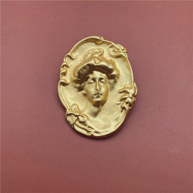 ການຂົນສົ່ງຟຣີ retro Western vintage gold series ອາກາດຮ້ອນຫົວປູມເປົ້າ portrait brooch moon ສ່ວນບຸກຄົນ versatile pin