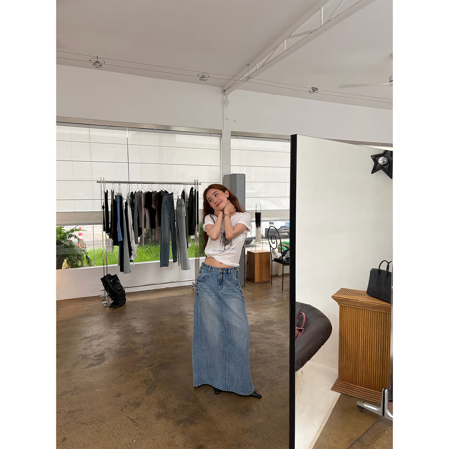 INAIEN笑笑家 "Санторини" прямая облегающая стройнящая джинсовая юбка с разрезом