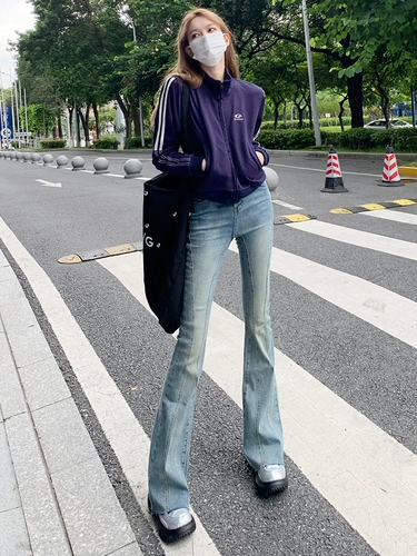 Ретро джинсы, дизайнерские штаны, приталенный ростомер, штаны-клёш, в американском стиле, тренд сезона, облегающий крой, свободный крой