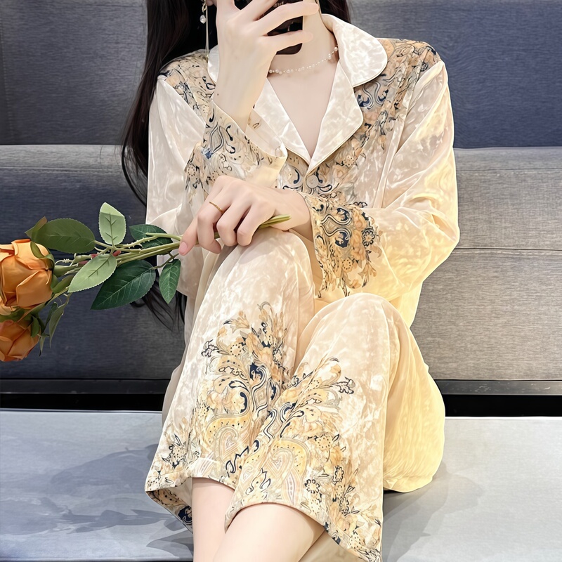 Velvet Fashion Autumn and Winter Women's Long-Sleeved Pajamas, Light Luxury Lapel, Simple and Stylish, High-End Home Wear Set Velvet Fashion Autumn and Winter Women's Long-Sleeved Pajamas, Light Luxury Lapel, Simple and Stylish, High-End Home Wear Set