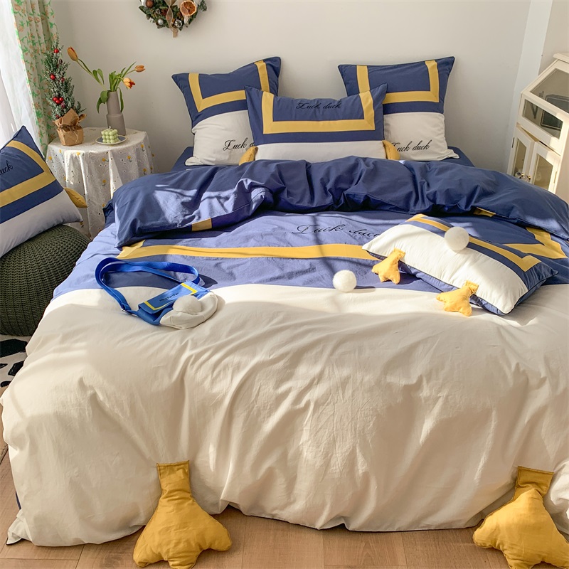 (Rich Mountain Strawberry) All cotton washed cotton Four pieces Cartoon Cute Embroidered duck Duck Quilt THREE-PIECE BED GROUP