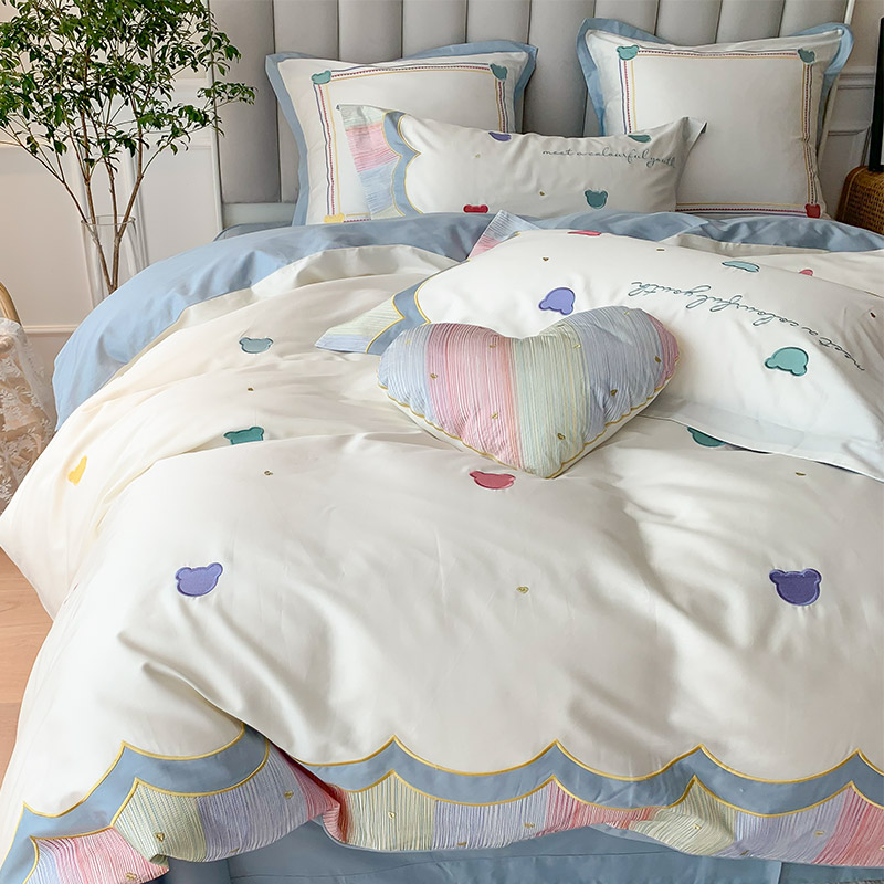 (Rich Mountain Strawberry) Little Fresher 60 Long Suede Cotton Pure Cotton Four Pieces Cute Adolescent Heart Embroidered All-cotton Quilt Cover