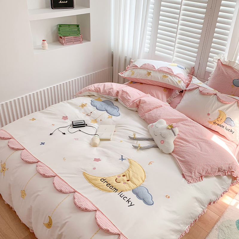 (Rich Mountain Strawberry) Lovely Girl Hearts Full Cotton Four Pieces Of Pure Cotton Washed Cotton Princess Windy Cloth With Embroidered Quilt Cover