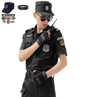 Черные штаны, шапка, ремень, короткий рукав