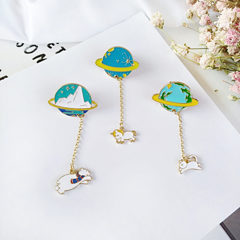 Nhật Bản và Hàn Quốc sáng tạo phụ kiện túi sinh viên mặt dây phim hoạt hình trái đất thỏ con mèo con phi hành gia trâm ghim cài áo