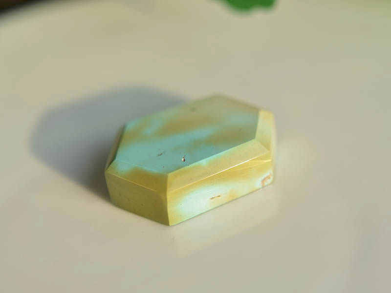 аксессуары для шеи 天然水晶原矿高瓷少纹菜籽黄绿色绿松石六边形裸石吊坠8.40克男女 According to Chang