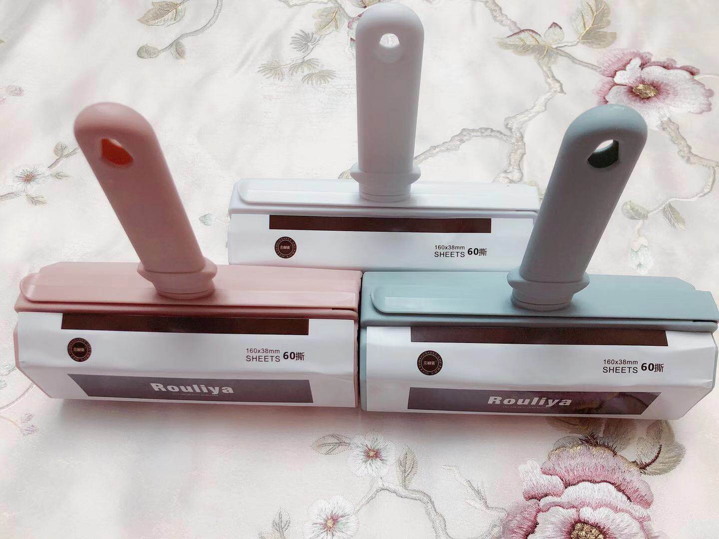 Two pieces of sticky hair, tearable roller, sticky dust, paper felt, roller brush, sticky hair, hair artifact, clothes go