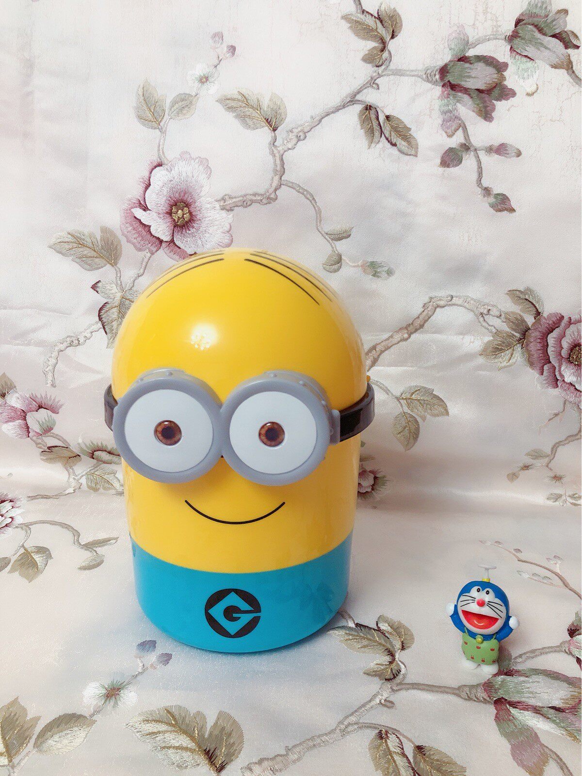 Dragon Serda Little Yellow People Cute Desktop Debris Bucket Home Creative Desktop Trash Cans Small Mini with lid