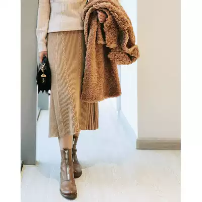 Kuin recovered for four hours to weave a three-color wool twist pleated skirt