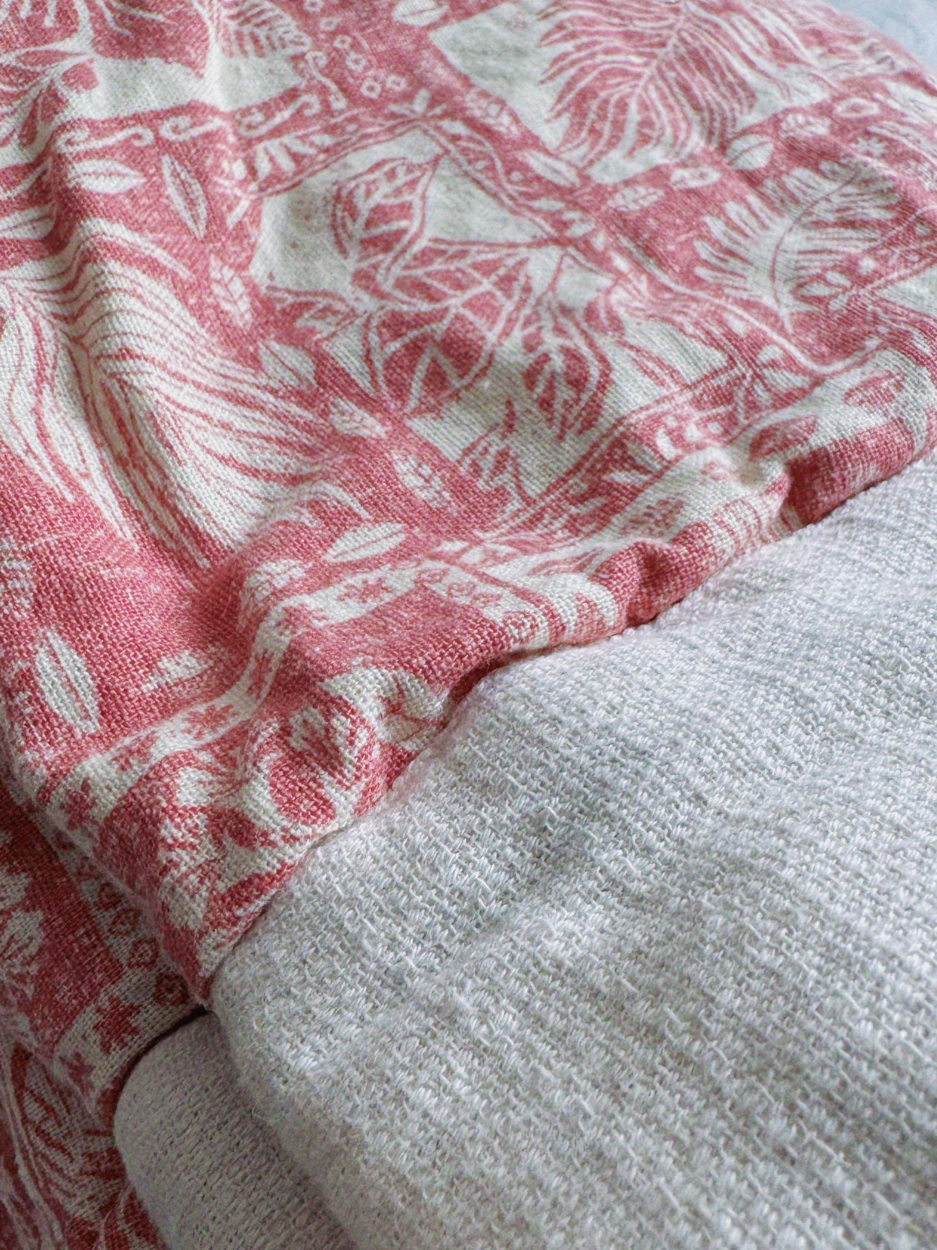 清爽一夏：2025款夏凉被引领校园新风尚