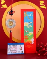 Золотая вращающаяся автомобиль висит на иностранном банке