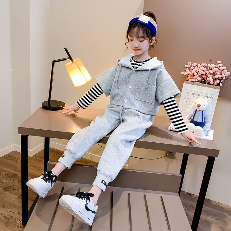 Girls' autumn suits 2020 new children's spring and autumn Western style middle-aged children 12-year-old girls three-piece clothes trend