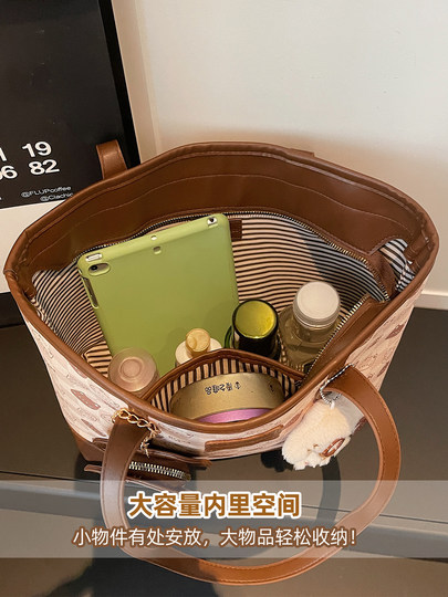 College Style Retro Cute Tote Bag Women's 2026 New Autumn and Winter Shoulder Bag Large Capacity Commuting Underarm Bag