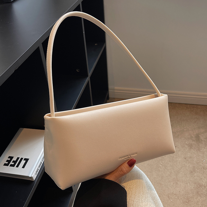 High-End Women's Bag 2026 New Autumn and Winter Handbag Crossbody Bag Niche Design Underarm Shoulder Bag Baguette Bag