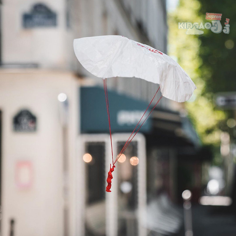 Spot Supreme 19FW FREE GIFT open season gift parachute paratrooper villain accessories small play