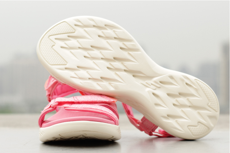 SKECHERS nữ dép mùa hè thể thao ngoài trời và giải trí Velcro giày bãi biển bọt siêu ánh sáng giày sinh viên 15315 dép quai hậu nữ đế bằng