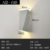 Белое бра подходит для лестницы