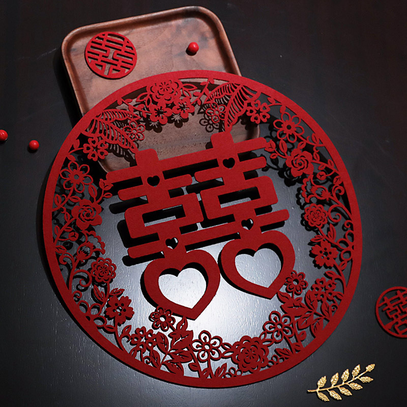 窗花喜字贴：婚房布置中的传统与创新交融