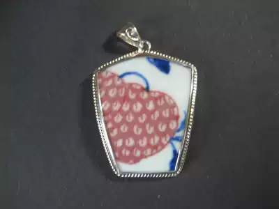 Bao Lao Baozhen Qing Yongzheng Official Kiln Blue and white glaze Red strawberry pattern ancient porcelain pendant Silver (lace)