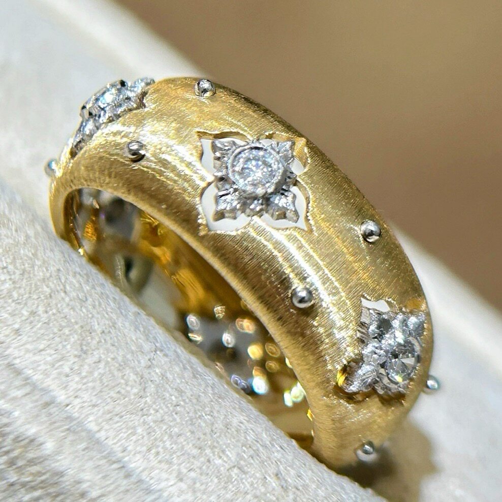 Кольцо Bi Fang Jewelry с четырехлистным клевером и бриллиантами из 18K золота