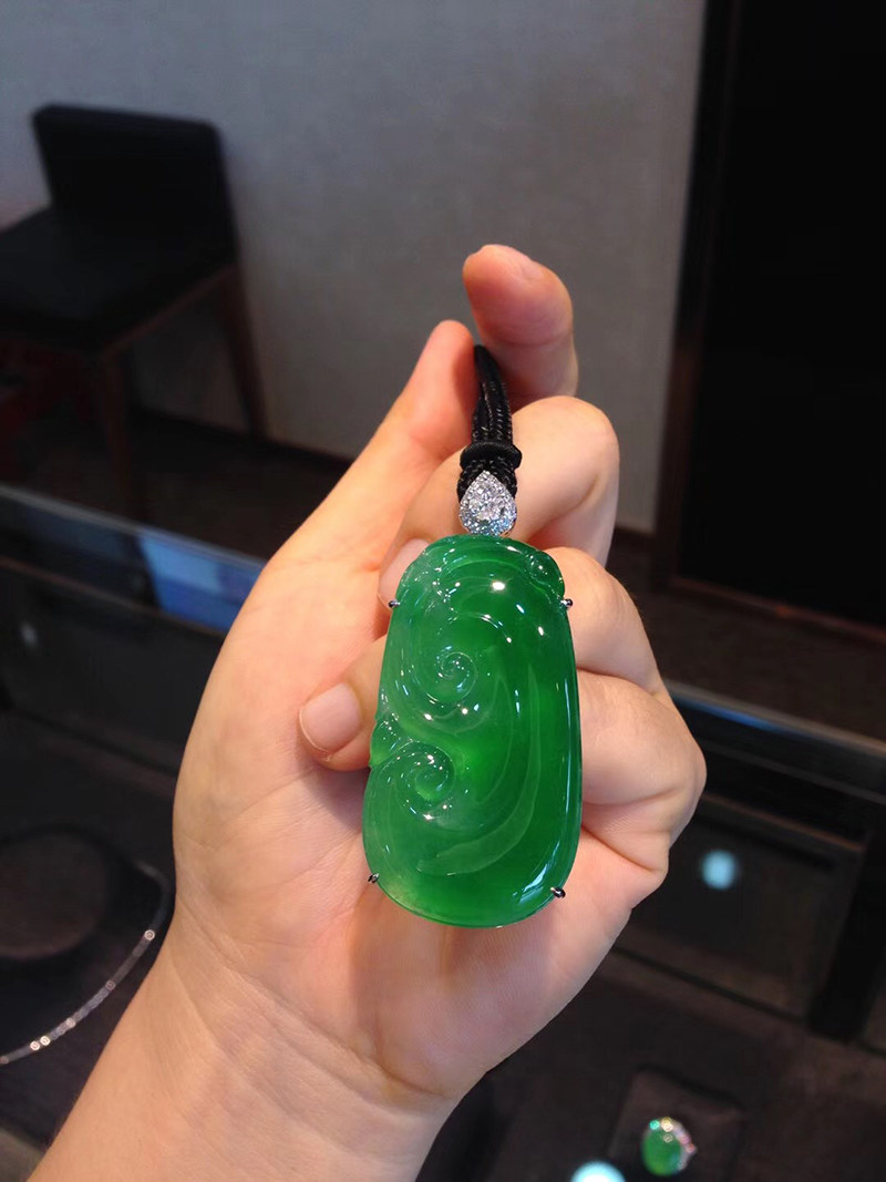 Natural jade A goods emerald pendant gold mosaic jade pendant floating in full green and ruly jade pendant with green floating green