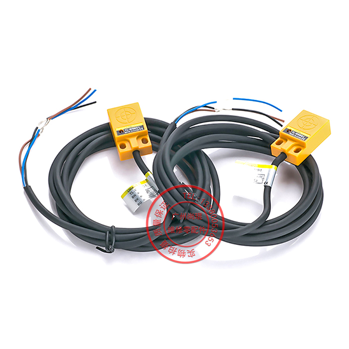 Elevator photo-switch door opening in place detection switch adaptation with normal open positioning induction deceleration switch