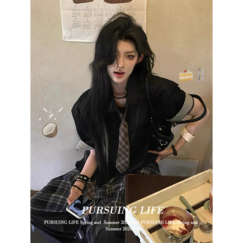 American-Style Street Black Short-Sleeved Shirt for Women, Summer Large Lapel Reversible Shirt with a Versatile Design and Plaid Pattern American-Style Street Black Short-Sleeved Shirt for Women, Summer Large Lapel Reversible Shirt with a Versatile Design and Plaid Pattern