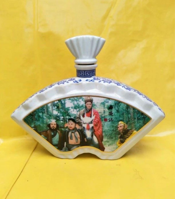 The bottle of ceramic bottle collection of four leading western tourist characters 1 pound of empty bottle decoration