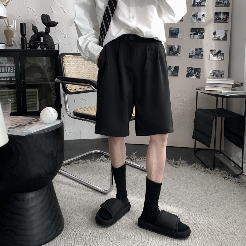 He has been wearing black casual shorts for the summer. Men's loose, straight, wide-leg pants go with five-cent pants