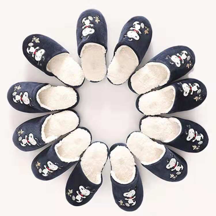 Autumn and Winter Cartoon Snoopy Fleece-Lined Warm Cotton Slippers, Women's Indoor Casual Home Slippers, Non-Slip and Waterproof Autumn and Winter Cartoon Snoopy Fleece-Lined Warm Cotton Slippers, Women's Indoor Casual Home Slippers, Non-Slip and Waterproof