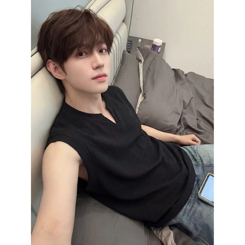 Snake-Pattern Textured V-Neck Sports-Style Sweat Vest for Men, Commuter Ice Silk Pleated Sleeveless T-Shirt, Fitness Vest for Daily Wear Snake-Pattern Textured V-Neck Sports-Style Sweat Vest for Men, Commuter Ice Silk Pleated Sleeveless T-Shirt, Fitness Vest for Daily Wear