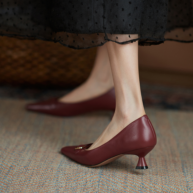 GANAIER niche design leather low-heeled shoes women's commuter style square head shallow mouth in the heels all-match high-heeled shoes