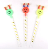 Большое смайливое лицо дует дракон на рот свистка, отбеливание дня рождения