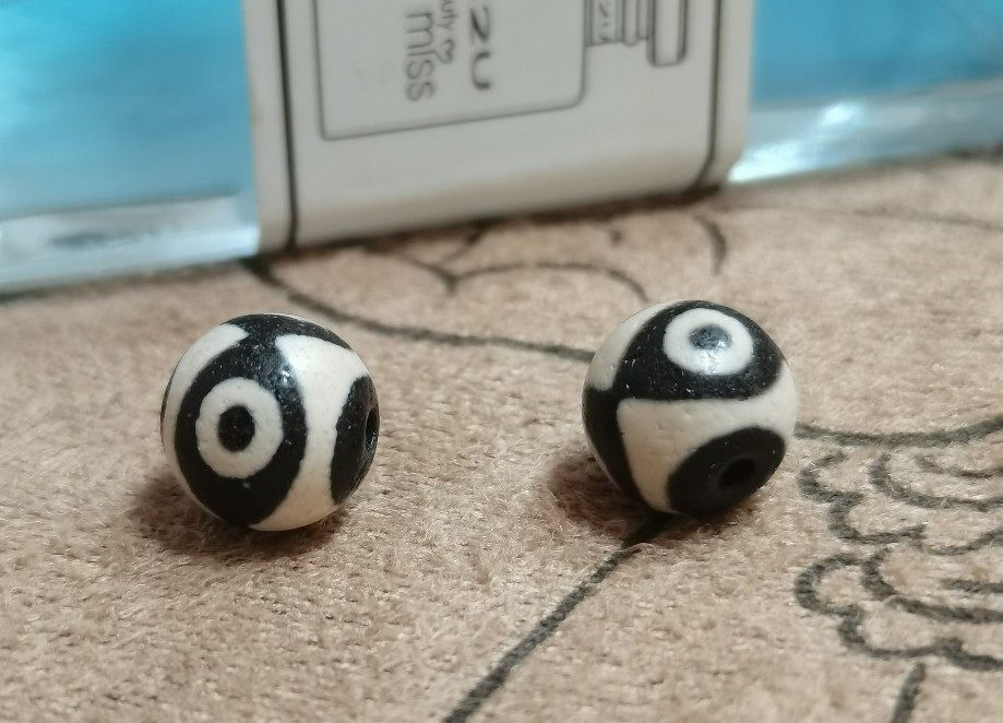 藏传黑白虎牙三眼水纹圆珠天珠，为何成为收藏界的新宠儿？-手饰-淘宝好物网