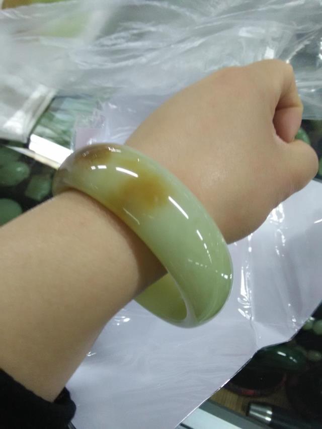 Yuyu Yu bracelet yellow white jade bracelet and Yukai Taijiu Tang jade certificate of production
