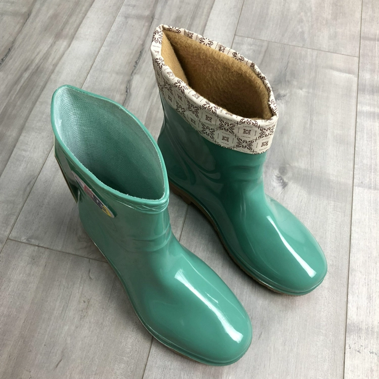 Kéo lại giày đi mưa cho nữ