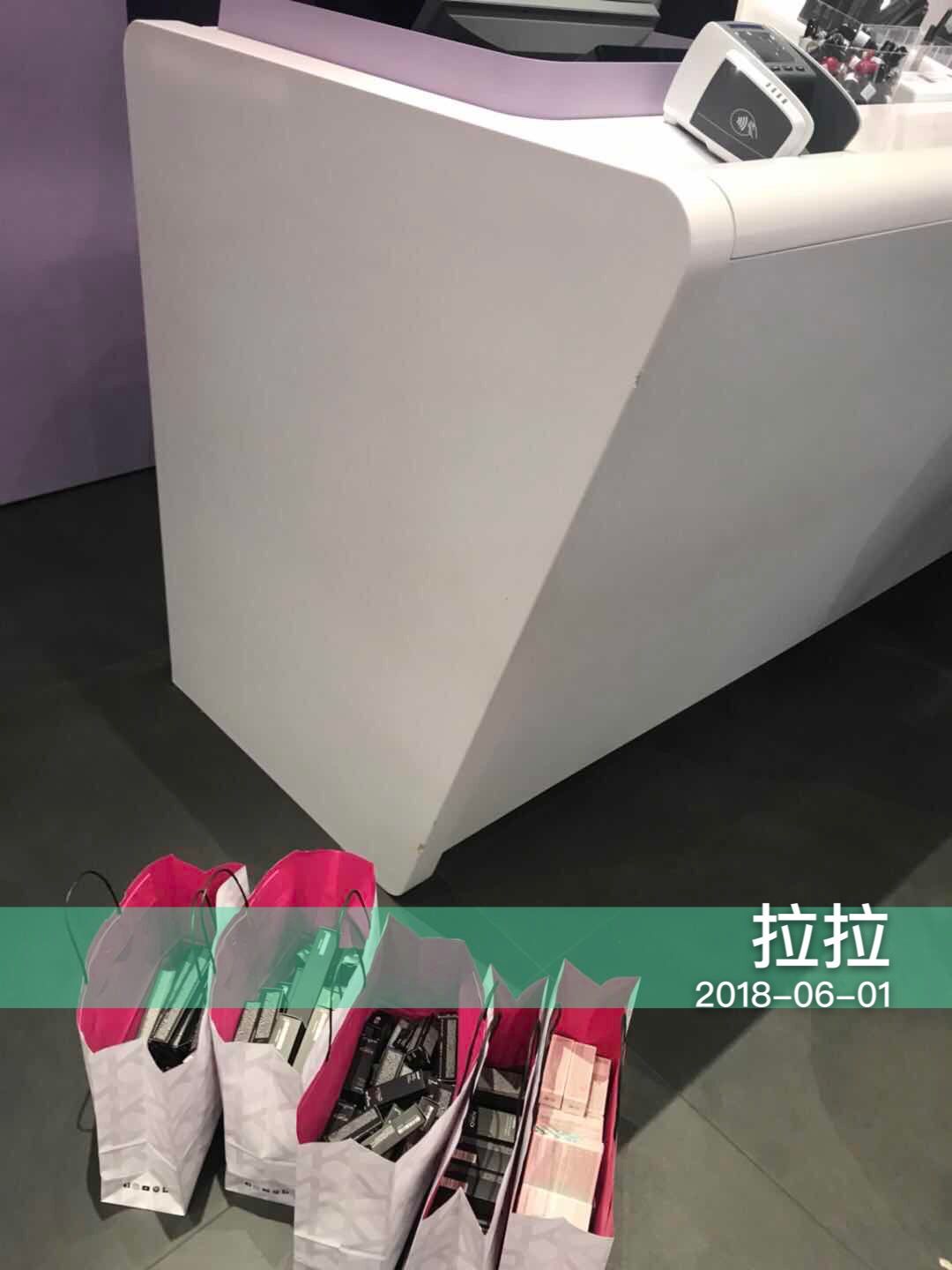 Tại chỗ Ý Kiko mới đôi môi đầu men không dính cốc son bóng son bóng 	sơn bóng hồng