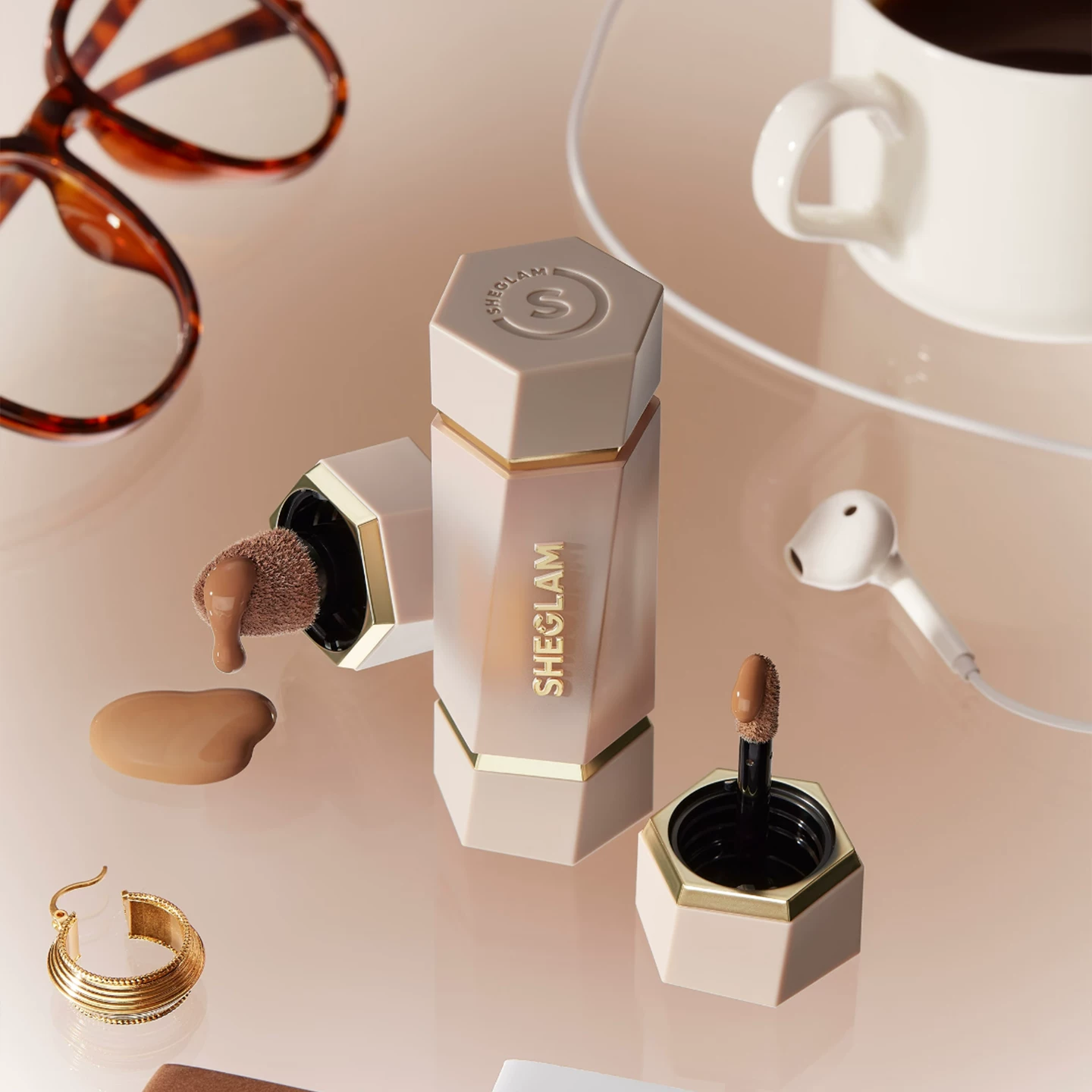 Cosmetics, three dimensional matte eye shadow for contouring, long-term effect